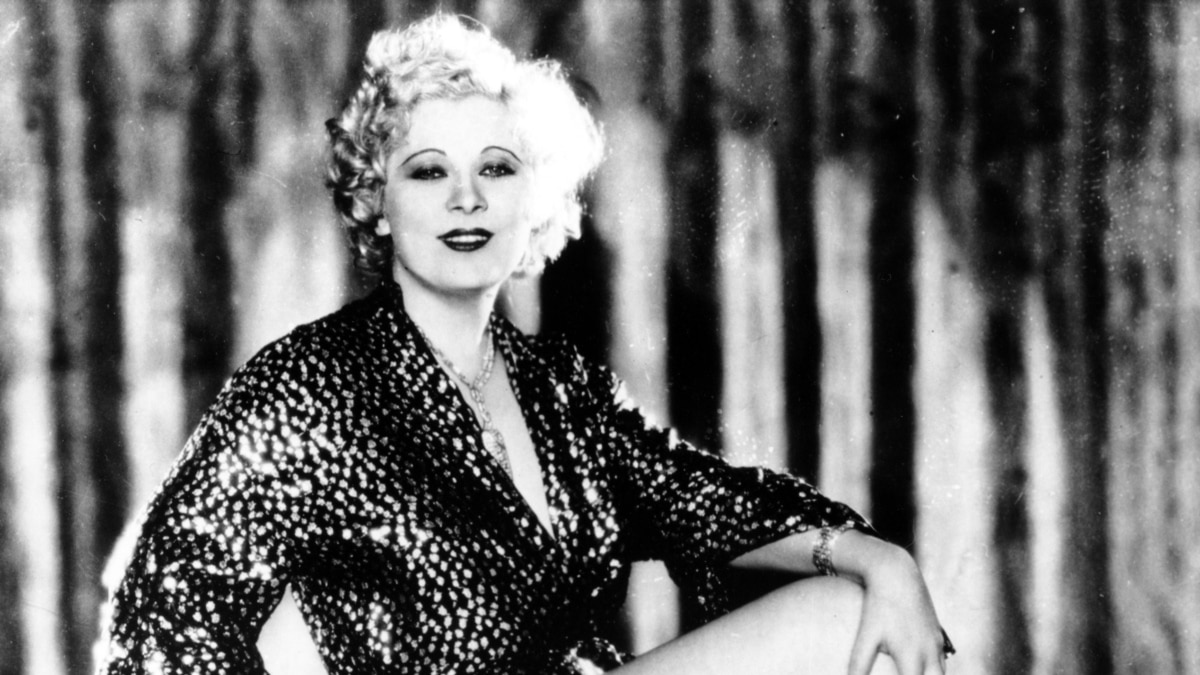 Unleashing the Siren: Mae West, the Seductive Icon Who Revolutionized Hollywood - News Directory 3