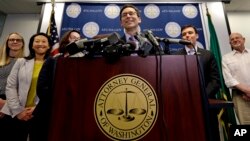 El fiscal general del estado de Washington, Bob Ferguson, habla durante una conferencia de prensa luego del fallo del tribunal de apelaciones.