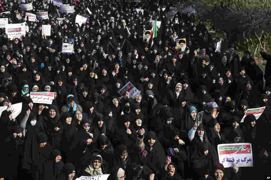 Iranian protesters chant slogans at a rally in Tehran, Iran, Dec. 30, 2017. Iranian hard-liners rallied Saturday to support the country&#39;s supreme leader and clerically overseen government as spontaneous protests sparked by anger over the country&#39;s ailing economy roiled major cities in the Islamic Republic.