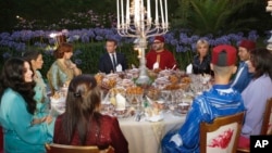 (Photo datée du mercredi 14 juin 2017) Le roi du Maroc Mohammed VI, son épouse la princesse Lalla Salma, le président français Emmanuel Macron et son épouse Brigitte Macron, lors d'un repas d'Iftar, à Rabat, au Maroc.