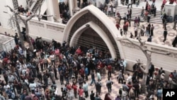 Des familles sont devant une église après l'attaque à la bombe à Tanta, Egypte, le 9 avril 2017. 