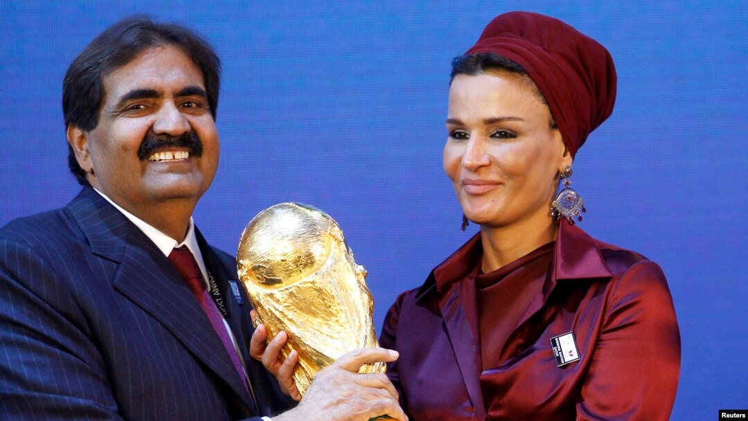 Emir Qatar, Sheikh Hamad bin Khalifa al Thani dan istrinya Sheikha Moza Bint Nasser al-Misnad memegang replika trofi Piala Dunia dari Presiden FIFA Sepp Blatter (unseen) tanda negara itu jadi tuan rumah Piala Dunia 2022. (Foto: Dok)