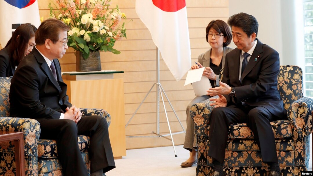 Suh Hoon, Kepala Dinas Intelijen Nasional Korea Selatan (kiri) bertemu dengan Perdana Menteri Jepang Shinzo Abe di Tokyo, Jepang, 13 Maret 2018.