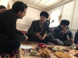 FILE - Former political prisoner Chuyan Mamatkulov talks to Steve Swerdlow, then Human Rights Watch researcher in Central Asia, in Qarshi, Uzbekistan, November 2018. (HRW)