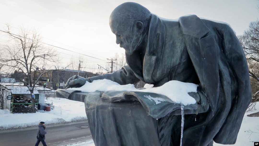 Bolsheviklar yetakchisi Vladimir Ilich Lenin haykali, Sank-Peterburg