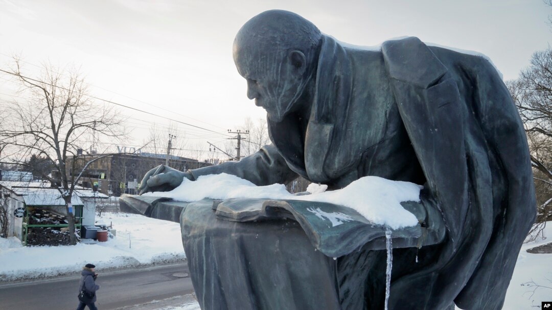 Statua Vladimira Iljiča Lenjina na putu ka Lenjinovom muzeju u Sankt Peterburgu. 