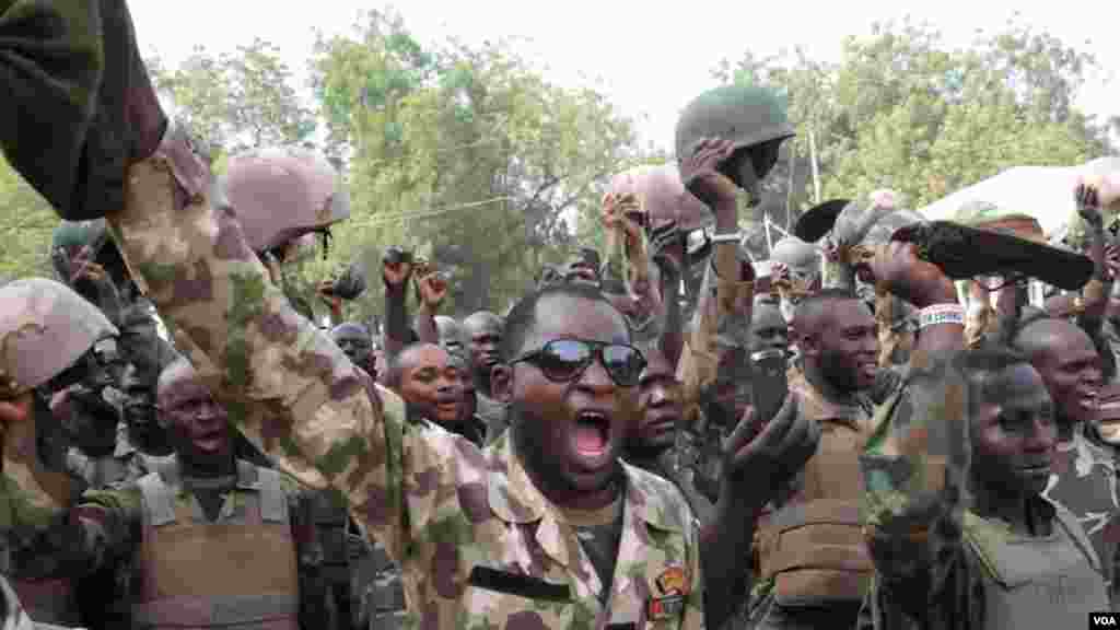 Shugaba Goodluck Jonathan ya ziyarci garin Baga dake jihar Borno, don yabawa dakarun Najeriya da suka kwato yankunan da a da suke hannun &lsquo;yan Boko Haram.