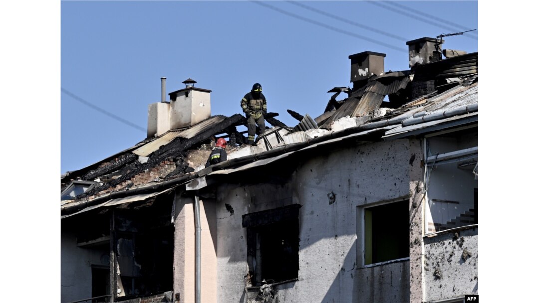 Un rescatista examina el techo de un edificio residencial dañado después del ataque con misiles en la ciudad de Lviv, en el oeste de Ucrania, el 15 de agosto de 2023, en medio de la invasión rusa en Ucrania.