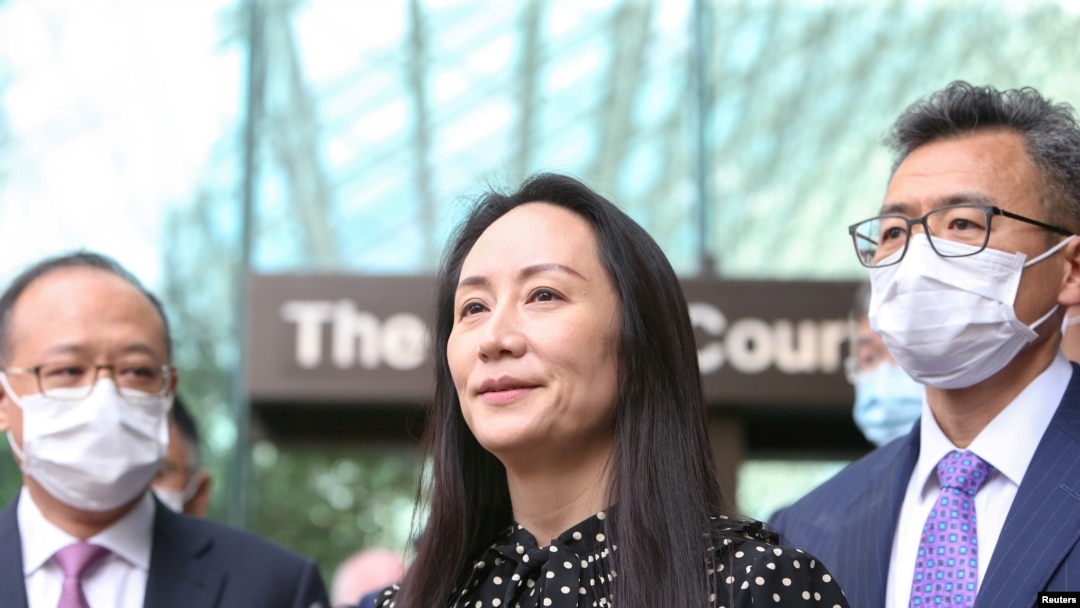 Direktur Keuangan Huawei Meng Wanzhou (tengah) berbicara kepada media di luar gedung Mahkamah Agung Kanada di Vancouver setelah putusan pembebasan dirinya pada 24 September 2021. (Foto: Reuters/Jesse Winter) 