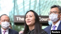 Direktur Keuangan Huawei Meng Wanzhou (tengah) berbicara kepada media di luar gedung Mahkamah Agung Kanada di Vancouver setelah putusan pembebasan dirinya pada 24 September 2021. (Foto: Reuters/Jesse Winter) 