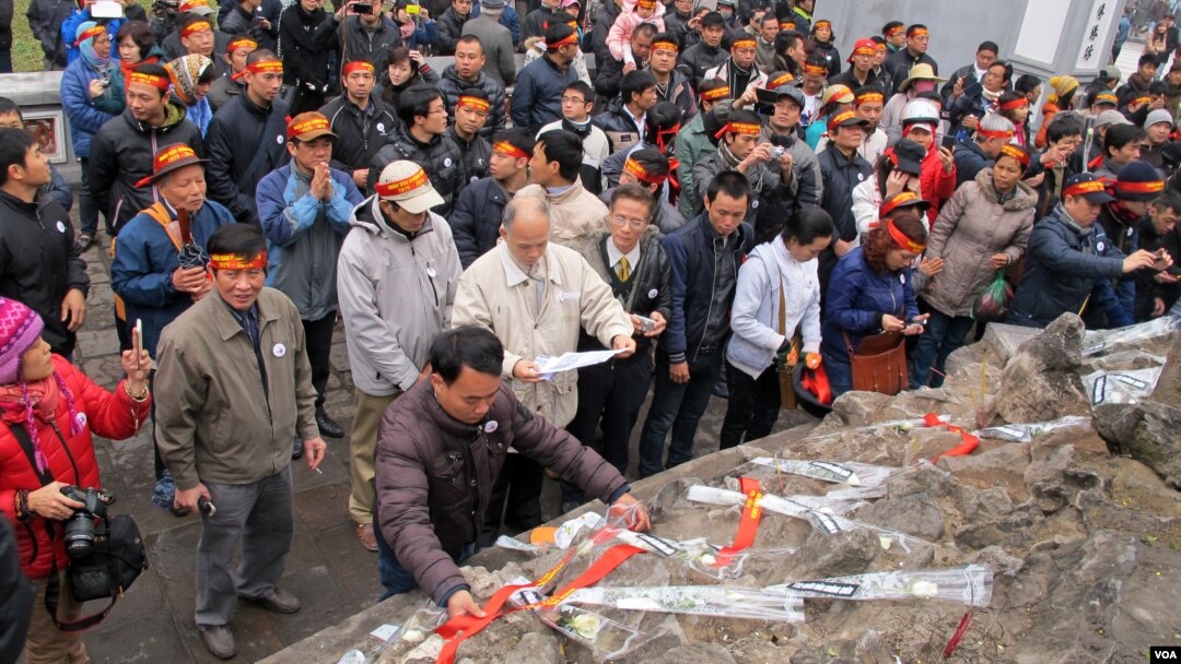 越南反華抗議者在首都河內市中心一處寺廟獻花圈，紀念越南與中國血腥的邊境戰爭35週年