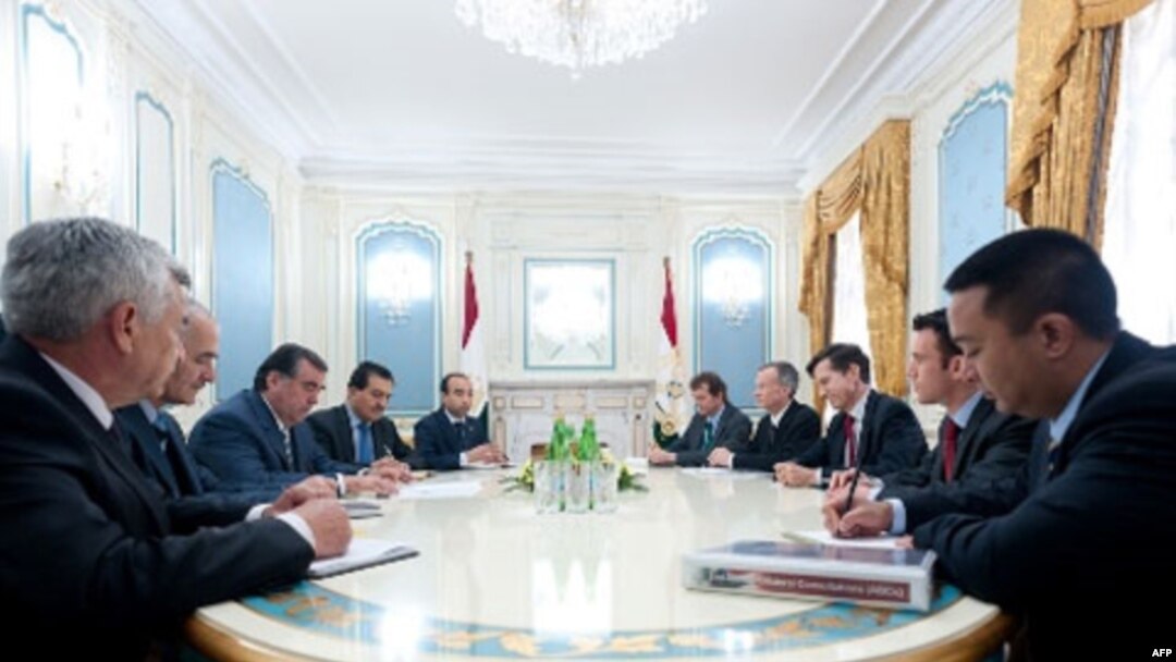 AQSh Davlat kotibi muovini Robert Bleyk Dushanbeda prezident Imomali Rahmon bilan uchrashib, hamkorlik va Vashingtonni tashvishga solayotgan muammolar haqida gaplashgan.