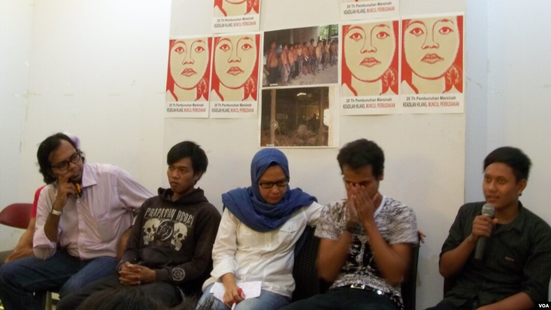 Para korban perbudakan di pabrik panci di Tangerang didampingi KontraS dan LPSK. (Foto: Dok)
