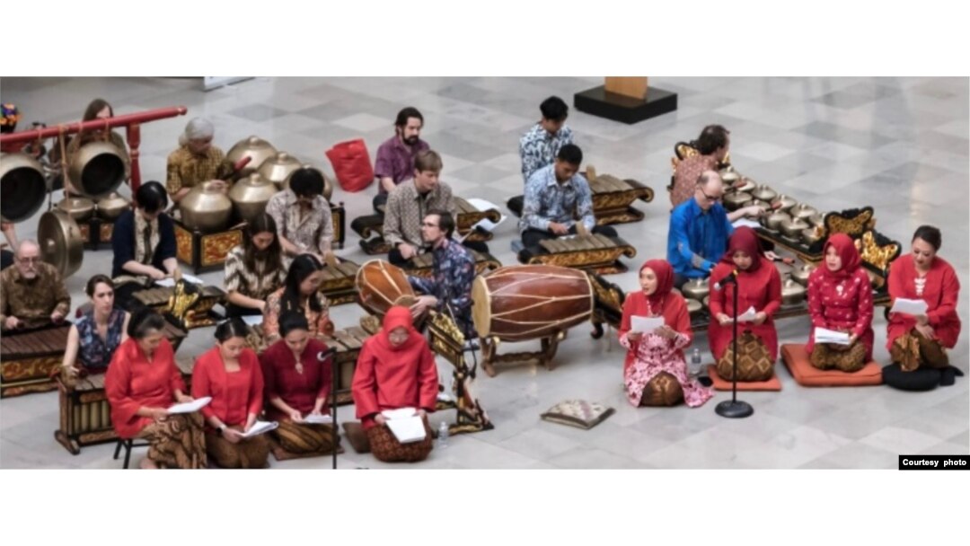 Para anggota "Friends of the Gamelan" bermain bersama warga Indonesia dari KJRI Chicago (foto courtesy: Ivan Indrautama).