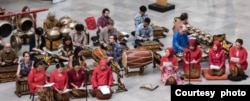 Para anggota "Friends of the Gamelan" bermain bersama warga Indonesia dari KJRI Chicago (foto courtesy: Ivan Indrautama).