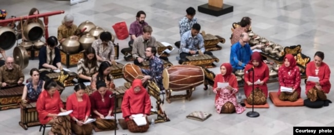 Para anggota "Friends of the Gamelan" bermain bersama warga Indonesia dari KJRI Chicago (foto courtesy: Ivan Indrautama).