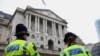 La policía se encuentra frente al Banco de Inglaterra en Londres, Gran Bretaña, el 28 de octubre de 2024. REUTERS/Mina Kim.