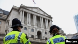 La policía se encuentra frente al Banco de Inglaterra en Londres, Gran Bretaña, el 28 de octubre de 2024. REUTERS/Mina Kim.