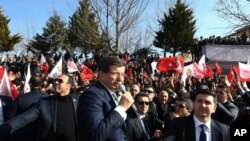 Perdana Menteri Turki Ahmet Davutoglu berbicara di Mardin, Turki, Jumat, 5 Februari 2016.