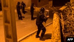 Les forces de sécurité prennent position lors d'affrontements avec des mineurs à la suite d'une manifestation contre la corruption, la répression et le chômage dans la ville d'Imzouren, Maroc, 10 juin 2017.