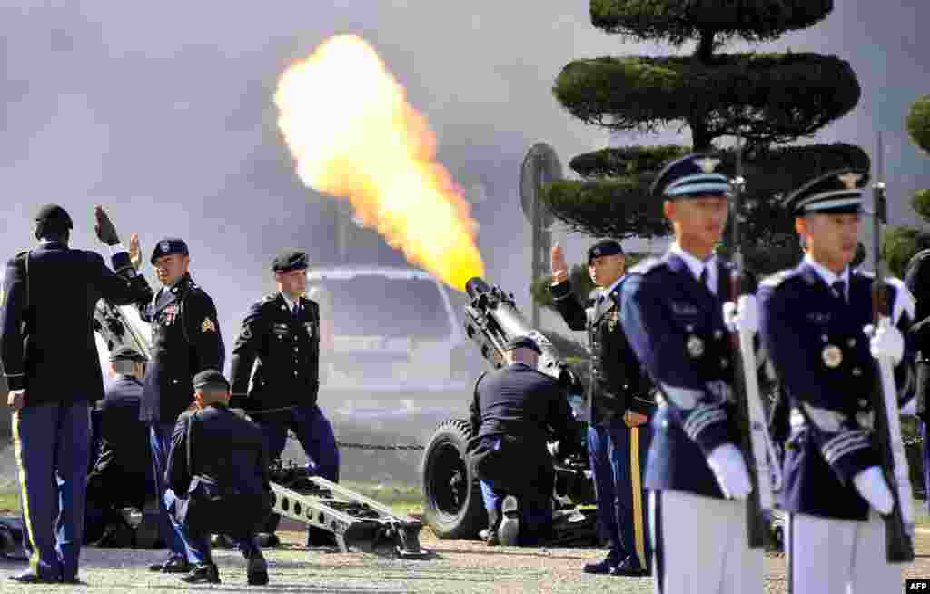 U.S. soldiers fire a salute during an honour guard ceremony to welcome Admiral Choi Yoon-Hee (not pictured), new chairman of South Korea's Joint Chiefs of Staff, at a U.S. Army base in Seoul, Korea. 