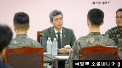 강신철 국방부 장관이 취임 직후인 지난 23일 군 병원을 방문해 지뢰 추정 폭발 사고로 부상한 병사들을 위로하고 있다.(출처: 국방부 소셜미디어) 