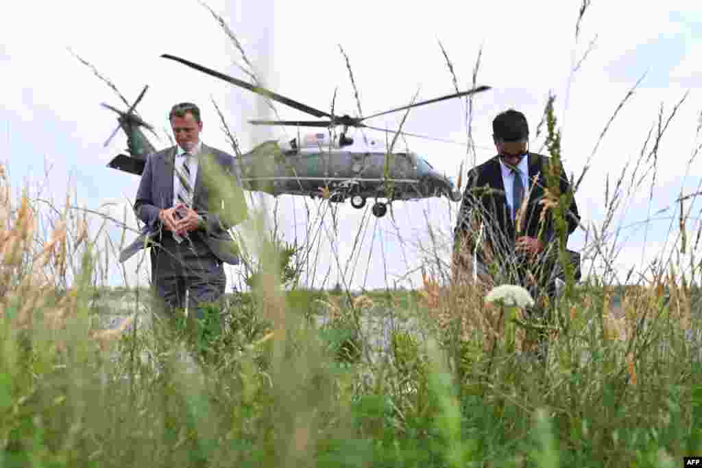 미국 델라웨어주 루이스에서 조 바이든 대통령을 태운 마린원 전용헬기 이륙을 지켜본 비밀경호국 요원들이 돌아서고 있다.