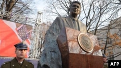 Лех Валенса открыл памятник Рейгану в Варшаве
