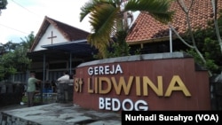 Gereja Santa Lidwina yang menjadi lokasi serangan pria bersenjata pedang pada Minggu, 11 Februari 2018. (VOA/Nurhadi Sucahyo)