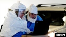 Procesan muestras para pruebas de COVID-19 en un sitio operado por Avera Health dentro del antiguo Silverstar Car Wash, mientras continúa el brote de la enfermedad por coronavirus (COVID-19) en Sioux Falls, Dakota del Sur, EE.UU., 28 de octubre 2020.