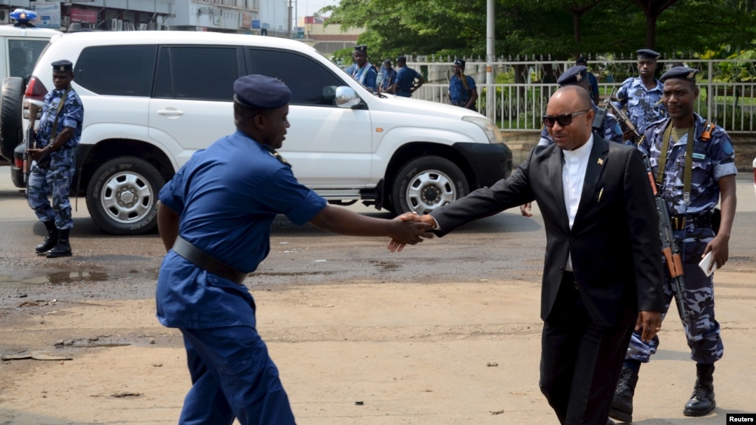 Umushikiranganji w'umutekano mu Burundi Alain Guillaume Bunyoni aramukanye n'umuvugizi w'igipolisi Pierre Nkurikiye