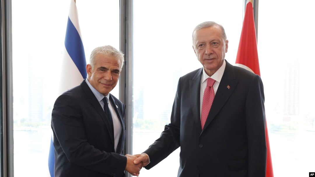 Presiden Turki Recep Tayyip Erdogan (kanan), berjabat tangan dengan PM Israel Yair Lapid selama pertemuan mereka di sela-sela Sidang Umum PBB di New York, AS, Selasa, 20 September 2022 (Kepresidenan Turki via AP)