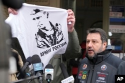 Мер Перемишля 8 березня 2022 р. демонстрував Маттео Сальвіні футболку з зображенням Путіна, в якій італійський політик колись фотографувався у Москві.