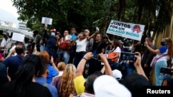 Docentes, trabajadores de la salud, jubilados y empleados públicos protestan contra el gobierno del presidente de Venezuela, Nicolás Maduro, en Caracas, el 23 de agosto de 2022.