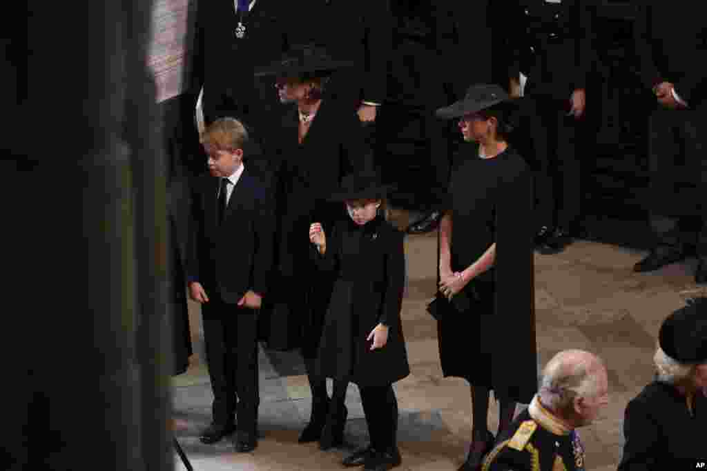 کیت، همسر شاهزاده ویلیام به همراه فرزندانش و مگان، همسر شاهزاده هری که به ترتیب به پرنسس ولز و دوشس ساسکس ملقب هستند، در این مراسم حاضر شدند