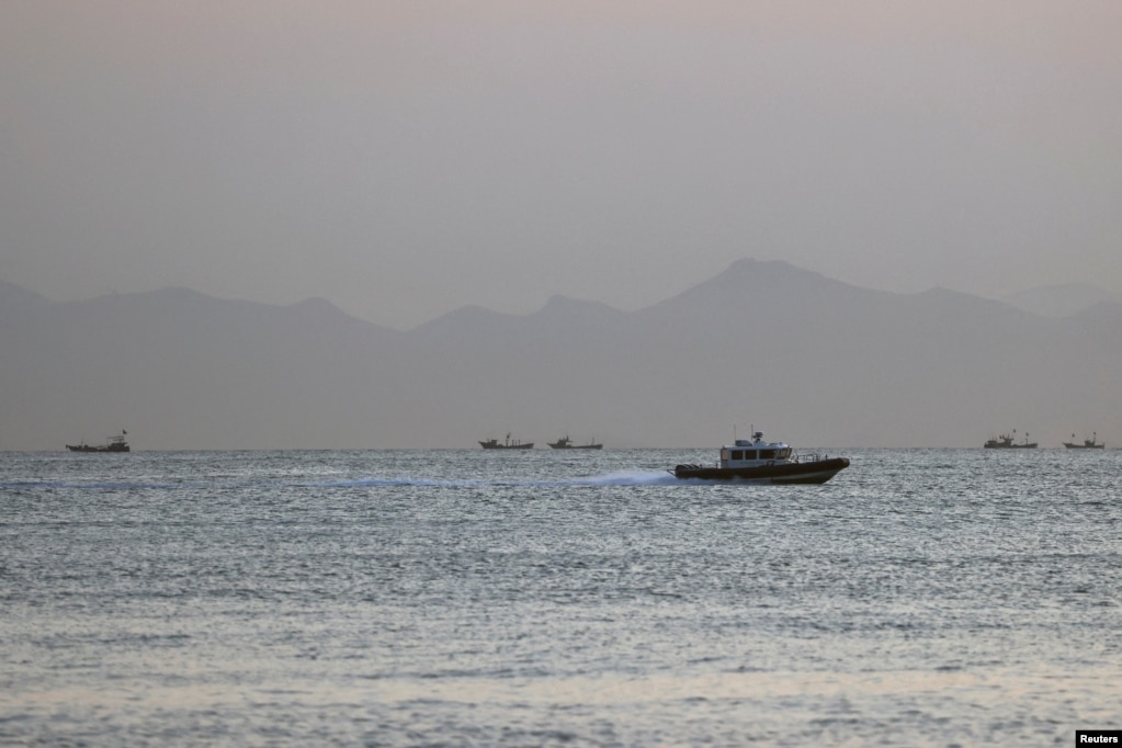 一艘台湾海警船驶过马祖群岛南岸岛海域的中国海岸。（2022年8月16日）(photo:VOA)