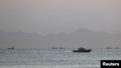 一艘台湾海警船驶过马祖群岛南岸岛海域的中国海岸。（2022年8月16日）