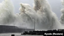 Gelombang tinggi yang dipicu oleh Topan Nanmadol terlihat di pelabuhan perikanan di Aki, Prefektur Kochi, Jepang barat, 19 September 2022. (Foto: Kyodo via Reuters)