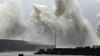 Gelombang tinggi yang dipicu oleh Topan Nanmadol terlihat di pelabuhan perikanan di Aki, Prefektur Kochi, Jepang bagian barat, 19 September 2022. (Foto: Kyodo via Reuters(