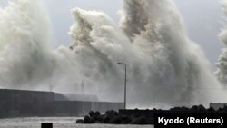 Gelombang tinggi yang dipicu oleh Topan Nanmadol terlihat di pelabuhan perikanan di Aki, Prefektur Kochi, Jepang bagian barat, 19 September 2022. (Foto: Kyodo via Reuters(