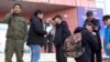 ARHIVA: Ruski rezervisti koji su dobili poziv za mobilizaciju ispred kolektivnog centra u Jakucku u Rusiji. 