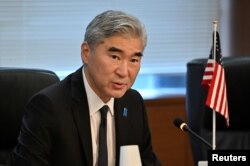 Perwakilan Khusus AS untuk Duta Besar DPRK Sung Kim berbicara selama Pertemuan Trilateral Jepang-AS-Korea Selatan tentang Korea Utara di Kementerian Luar Negeri di Tokyo pada 7 September 2022. (Foto: Kazuhiro Nogi via REUTERS)