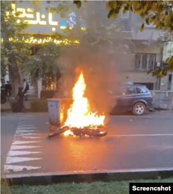 آتش زدن یک موتورسیکلت نیروهای یگان ویژه در تهران
