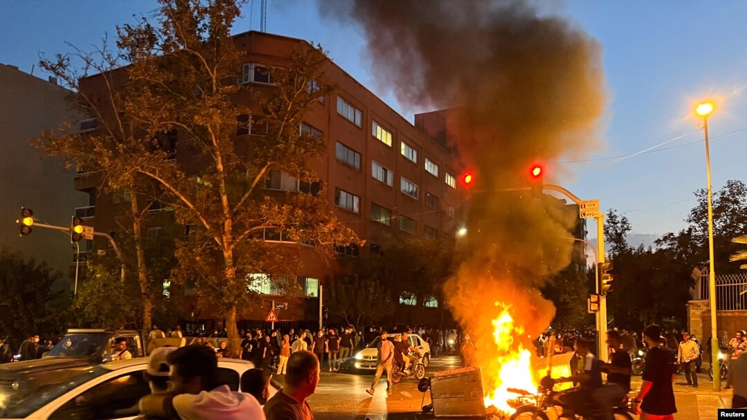 Sebuah motor polisi terbakar dalam aksi protes terkait kematian Mahsa Amini, seorang perempuan muda yang tewas dalam tahanan polisi moral Iran, di Teheran, pada 19 September 2022. (Foto: West Asia News Agency via Reuters)