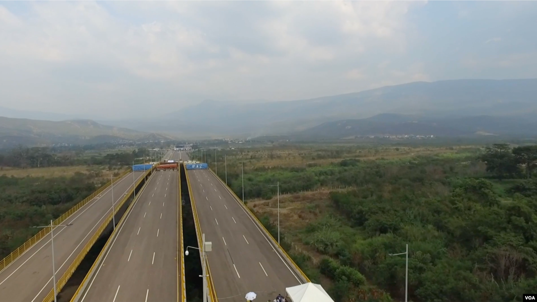 Imágenes aéreas muestran los contenedores utilizados como barricadas en el puente internacional Simón Bolívar entre Venezuela y Colombia.