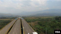 Imágenes aéreas muestran los contenedores utilizados como barricadas en el puente internacional Simón Bolívar entre Venezuela y Colombia.