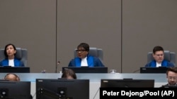 La juge présidente Miatta Maria Samba, au centre, ouvre le procès de Mahamat Said Abdel Kani à la Cour pénale internationale de La Haye, aux Pays-Bas, le lundi 26 septembre 2022.