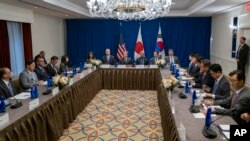 2022年9月22日，布林肯在纽约与日本外相林芳正（左二）和韩国外长朴振（右三）举行会晤。（美联社照片）