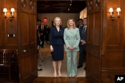 英國首相卓慧思與烏克蘭第一夫人澤連斯卡婭在紐約參觀烏克蘭戰爭暴行展覽。（2022年9月20日）
