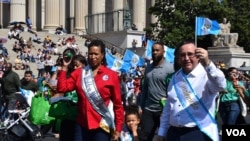 La alcaldesa de Washington DC, Muriel Bowser, encabeza el desfile junto al embajador de Guatemala ante la Casa Blanca, Alfonso Quiñónez Lemus. (Foto VOA / Tomás Guevara)